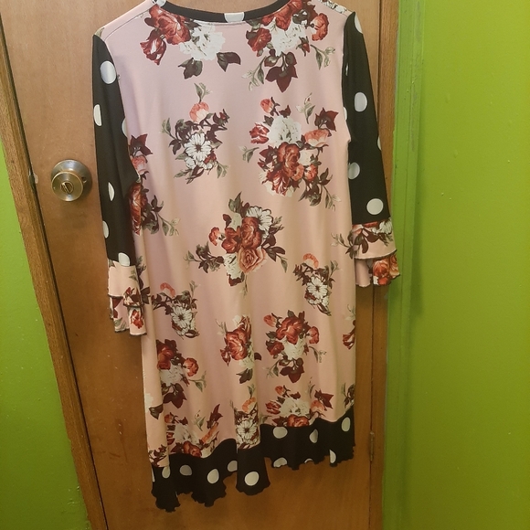 Very Pretty Floral Polkadot Shirt ⭐ - Picture 2 of 3